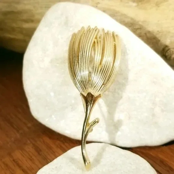 Trifari 1960s Tulip Flower Brooch - Picture 4 of 8